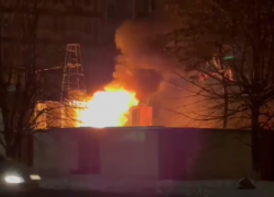  Опубликовано видео полыхающей бытовки на стройке в Воронеже 