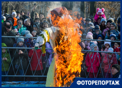 Чучело Масленицы эпично сожгли в воронежском фонтане