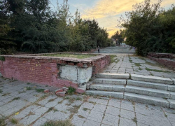  «Ни слез, ни вдохновения»: воронежцы пожаловались на запустение смотровой площадки и спуска у Дворца творчества