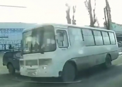 На видео попало, как маршрутка в Воронеже сносит по касательной нос внедорожника