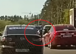 Пассажир иномарки пытался выстрелить в воронежского автомобилиста на дороге