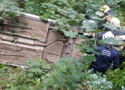 Nissan с 20-летним парнем упал с двадцатиметрового обрыва в Воронеже 