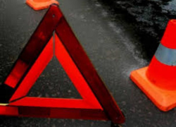 Иномарка наехала на двух дорожников в Воронеже