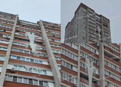 Свисающий с многоэтажки замерзший «водопад» запечатлели на фото воронежцы