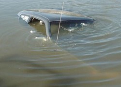 В реке Польной Воронеж вместе с ВАЗом утонули мужчина и женщина