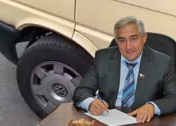 Областная Дума не стала комментировать скандал с единоросом Почиваловым и порезанными колесами