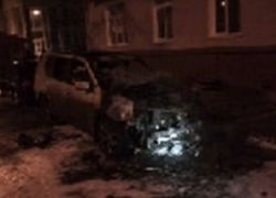 В Воронеже дотла сгорели «шестерка» и иномарка