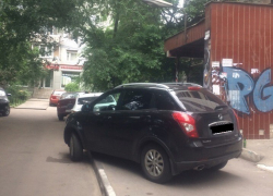 Жители центра Воронежа возмутились наглой парковкой автомобилиста в их дворе