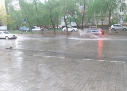 Обильный дождь щедро затопил улицы Воронежа в праздник