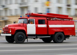 В Воронеже 44 спасателя тушили склад с каучуком 