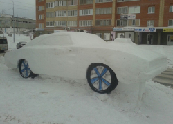 В Воронеже из снега вылепили культовый Dodge Challenger