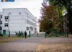 Сбор денег на защитную пленку для школьных окон прокомментировали в мэрии Воронежа
