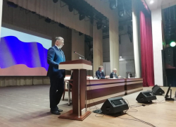 Очарованный  «фашисткой шляпой» Юрий Мишанков снова избран главой Россошанского района