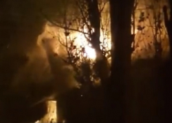 Охваченные огнем сараи на Пирогова в Воронеже сняли на видео