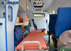 Пьяный водитель мопеда попал в больницу после наезда на бордюр в Воронежской области