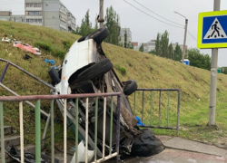 Легковушка перевернулась на пешеходную лестницу окружной дороги Воронежа