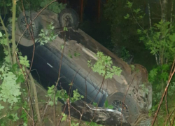 Опубликованы фото перевернутой в кювете Lada после ДТП в Воронеже 