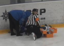 Момент жесткой травмы во время детского матча по хоккею попал на видео в Воронеже