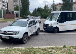 Последствия ДТП с маршруткой и кроссовером показали в Воронеже