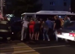 Десятки воронежцев приняли участие в спасательной операции во время ДТП и попали на видео