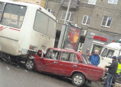 В центре Воронеже «шестерка» разворотила переднюю часть об маршрутку
