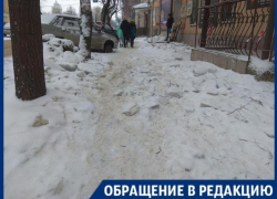Осколками айсбергов засыпали тротуар трудолюбивые коммунальщики в Воронеже