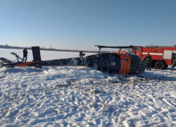 Опубликованы фото с места крушения частного вертолета под Воронежем 