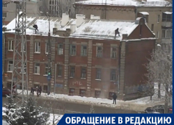 Экстремальная чистка крыши толкнула школьников на дорогу в Воронеже