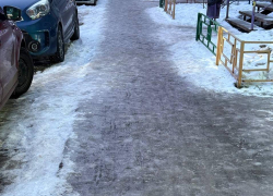 «За что мы платим?»: воронежцы массово жалуются на гололед и бездействие УК