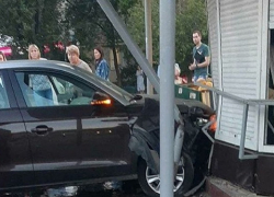 Автомобилистка врезалась в киоск с овощами на остановке в Воронеже 