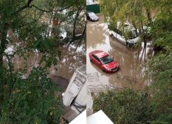 Настоящее море разлилось из-под земли и попало на видео в Воронеже