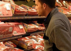 Голодный парень украл куриные наборы и копченую колбасу из магазина в Воронежской области 