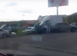 Последствия ДТП с пятью машинами в Воронеже попали на видео