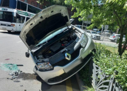 Renault залетело на ограду после ДТП с пострадавшими в Воронеже