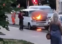 Горящий у мэрии Воронежа минивэн сняли на видео