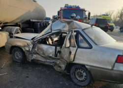 Daewoo Nexia попала под КамАЗ на воронежском участке М-4 «Дон» из-за другой легковушки 