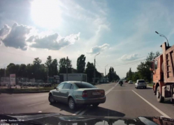 Водитель с блатными номерами пересек двойную сплошную в Воронеже