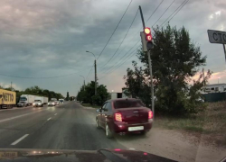 Царь дорог пролетел по обочине на красный и попал на видео в Воронеже