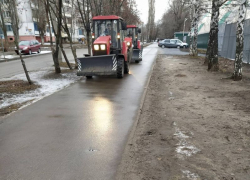 Снегоуборочная техника выехала убирать чистые дороги в Воронеже