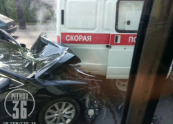Неадекватный автомобилист снёс машину «скорой» в элитном районе под Воронежем