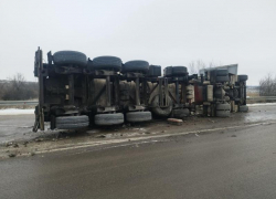 Фура дальнобойщика перевернулась на платном участке М-4 «Дон» – опубликовано фото