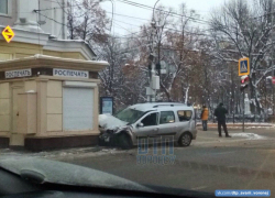«Лада» протаранила киоск после столкновения с автобусом в центре Воронежа