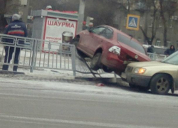 В Воронеже Volkswagen повис на ограждении после ДТП