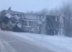 Последствия ДТП с участием грузовика с семечками сняли на видео под Воронежем 