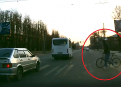 Циничное отношение к велосипедисту-пешеходу сняли в Воронеже 