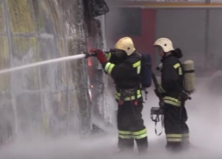 Тушение склада с покрышками и мототехникой в Воронеже длилось 7 часов