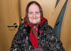 Пенсионерка вяжет носки для бойцов СВО на свои средства в Воронежской области