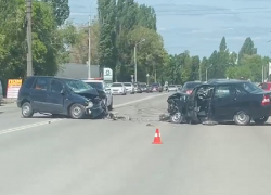 Появилось видео с причиной больших пробок на воронежской улице