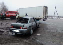 В ДТП под Воронежем грузовик жестко «чмокнулся» с легковым автомобилем