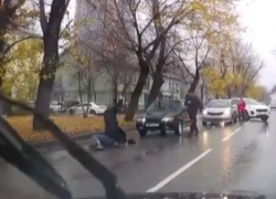 В жестокое избиение на асфальте перерос дорожный конфликт в Воронеже